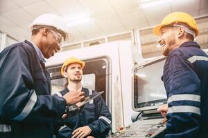 groep van mannetje verscheidenheid ingenieur arbeider team genieten kom tot rust gelukkig grap pratend samen grappig en lach vriend Bij fabriek werkplaats foto