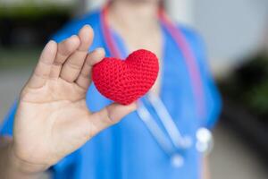 verpleegster dokter hand- tonen hart teken voor gezondheidszorg beschermen delen zorg met liefde concept foto