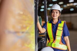 Indisch vrouw personeel arbeider ingenieur leidinggevende in veiligheid pak werk in fabriek magazijn foto