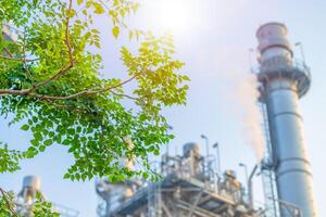 groen fabriek industrie voor mooi zo milieu ozon lucht laag koolstof voetafdruk productie concept. foto
