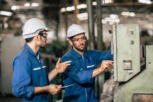 ingenieur leidinggevende professioneel arbeider werken team samen opleiding bedienen machine in vuil zwaar metaal industrie. foto