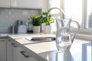 ai gegenereerd glas karaf gevulde met schoon drinken water in een modern keuken. generatief ai foto