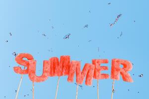 watermeloen brieven spelling 'zomer' met water druppels Aan blauw achtergrond foto