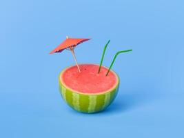 watermeloen drinken met paraplu en rietjes Aan blauw achtergrond foto
