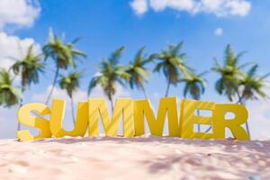 3d geven van geel zomer tekst Aan een strand met palm bomen foto