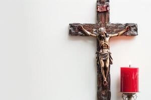 ai gegenereerd kruisbeeld met de figuur van Jezus Aan de wit muur van de kerk en een rood kaars foto