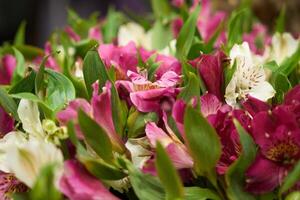 een boeket van bloemen in detailopname foto