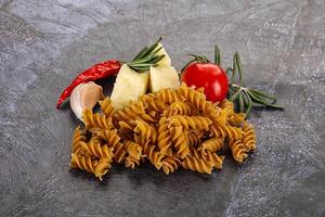 rauw geheel graan pasta fusilli foto