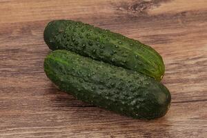 groene verse komkommers over achtergrond foto