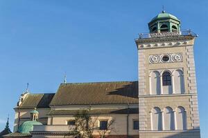 Warschau, Polen. neoklassieke kerk Saint Anne in de oude stadswijk. UNESCO werelderfgoed. foto