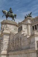 ruitermonument voor victor emmanuel ii dichtbij vittoriano bij dag in rome, italië foto