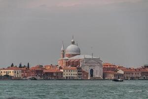 uitzicht op het eiland san giorgio, venetië, italië foto