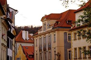 uitzicht op de oude stad van Praag - oude gebouwen foto