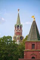 de redder spasskaya toren van Moskou kremlin, Rusland. foto