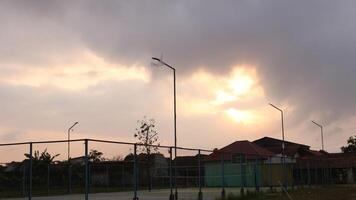 visie van de avond lucht Aan de volleybal rechtbank foto