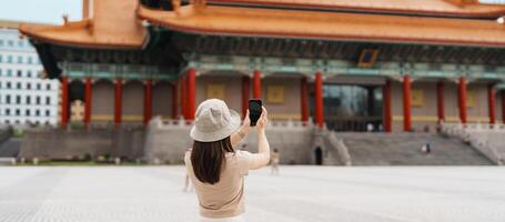 vrouw reiziger bezoekende in Taiwan, toerist nemen foto en bezienswaardigheden bekijken in nationaal Chiang kai zij K gedenkteken of hal vrijheid vierkant, Taipei stad. mijlpaal en populair attracties. Azië reizen concept