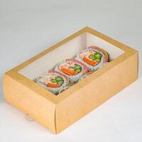 drie sushi broodjes in karton doos foto