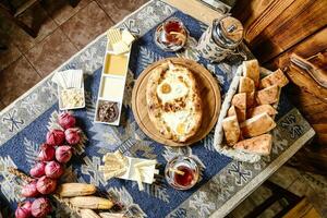 overvloedig Scherm van voedsel en drankjes Aan een tafel foto