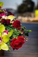 boeket van bloemen Aan houten tafel foto