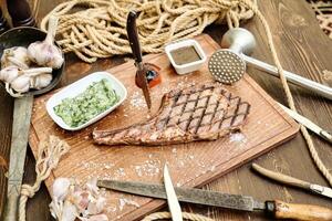 houten snijdend bord met geassorteerd vlees en groenten foto
