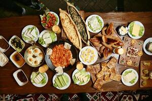 houten tafel met borden van voedsel foto