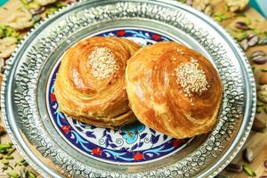 twee gebakjes Aan blauw en wit bord foto