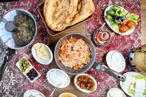 overvloedig rangschikking van voedsel drankjes Aan tafel voor feestelijk bijeenkomst foto