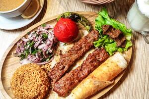 houten bord met vlees en groenten schotel foto