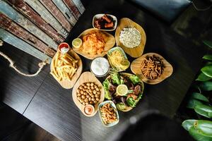 overvloedig verscheidenheid van voedsel Aan tafel foto