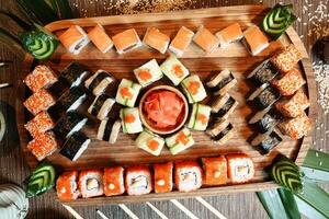 houten dienblad bekroond met sushi en groenten foto