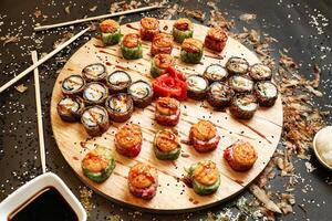 geassorteerd sushi broodjes Aan houten bord foto