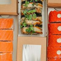 geassorteerd sushi in doos Aan tafel foto