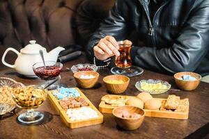 Mens zittend Bij voedsel gevuld tafel foto