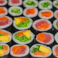 detailopname van geassorteerd sushi dienblad foto