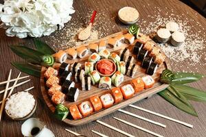 houten dienblad met sushi en eetstokjes foto