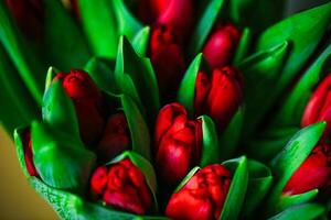 een boeket van rood tulpen in een vaas foto