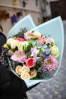 vrouw met boeket bloemen foto