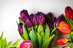 vaas overlopend met levendig Purper en rood bloemen foto