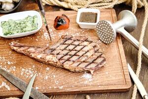 sappig plak van steak Aan een houten snijdend bord foto