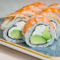 bord van vers sushi broodjes met soja saus foto