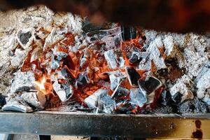 gegrild voedsel Aan een barbecue rooster foto