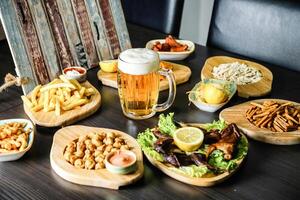 tafel met voedsel borden en mok van bier foto