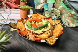 bord van chips met guacamole topping foto