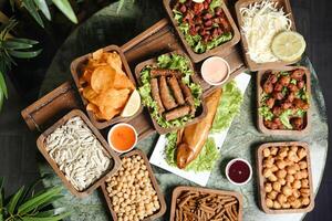 tafel met geassorteerd voedsel borden en dompelen sauzen foto