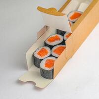 karton doos met sushi broodjes foto