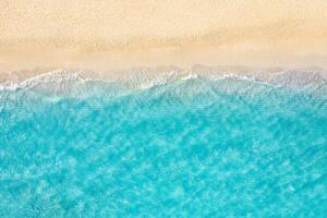 ontspannende luchtfoto strandscène, zomervakantie vakantie sjabloon banner. golven surfen met verbazingwekkende blauwe oceaanlagune, kust, kustlijn. perfecte luchtfoto drone bovenaanzicht. rustig, helder strand, aan zee foto