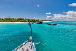 perfect zomer vakantie concept in Maldiven eiland. dhoni boot in blauw zee rubriek over- tropisch strand, wit zand, palm bomen, luxe reizen bestemming foto