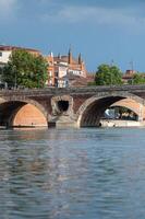 pont saint pierre, stadsgezicht in zonnige dag in toulouse, frankrijk in de zomer van 2022. foto