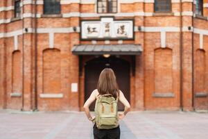 vrouw reiziger bezoekende in Taiwan, toerist bezienswaardigheden bekijken Bij rood huis of oud theater in ximen, Taipei stad. mijlpaal en populair attracties. Azië reis, reis en vakantie concept foto