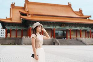 vrouw reiziger bezoekende in Taiwan, toerist met hoed bezienswaardigheden bekijken in nationaal Chiang kai zij K gedenkteken of hal vrijheid vierkant, Taipei stad. mijlpaal en populair attracties. Azië reizen concept foto